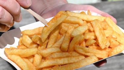 Bild: Bernd Weißbrod/dpa
Ein Streit zwischen jungen Leuten in Schwandorf ist eskaliert. Es flogen Pommes und Steine.