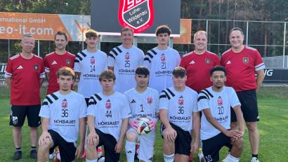 Bild: A. Schwarzmeier
Die Neuzugänge des SC Luhe-Wildenau: (stehend von links) Teammanager Markus Hofbauer, Christoph Hagler (neuer Teammanager des Kreisliga-Teams), Matteo Grimaldi, Maximilian Bauer, Arian Miftaraj, Sportlicher Leiter Armin Goschler, Abteilungsleiter Thomas Diertl, (knieend von links) Paul Fenzl, Julian Lehnert, Niko Kick, Lukas Dirnberger, Matthew Carswell. Es fehlt Julius Richter.