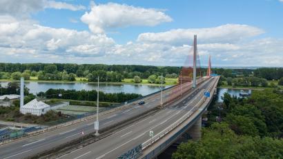 Bild: Benjamin Westhoff/dpa
Die Bonner Rheinbrücke wurde Anfang Juni komplett für den Verkehr gesperrt. (Archivbild)