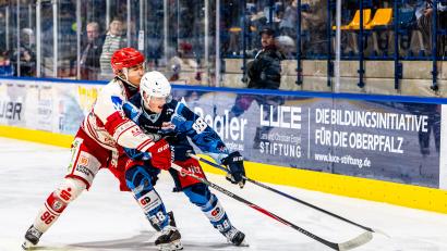 Archivbild: Elke Englmaier
Seonwoo Park (links) wird auch kommende Saison für den EV Landshut auflaufen.