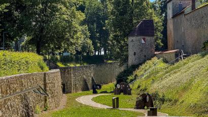 Bild: Stephan Huber
Im Stadtgraben von Sulzbach-Rosenberg reihen sich während des Altstadtfestes Zelte an Zelte. Dort übernachten mittelalterliche Gruppen. Besucher dürfen hindurchgehen und das Lagerleben bestaunen.