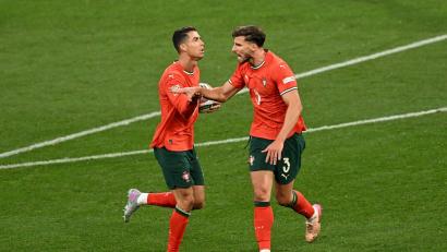 Bild: Sven Hoppe/dpa
Für Portugal bei der WM: Ruben Dias (r) und Cristiano Ronaldo.