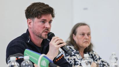 Bild: Oliver Berg/dpa
Die seit Januar in Syrien inhaftierte Kölner Journalistin Eva Maria Michelmann ist freigelassen worden und nach Deutschland zurückgekehrt. Ihr Bruder Antonius Michelmann bestätigte einen entsprechenden Bericht des „Spiegel“. (Archivbild)