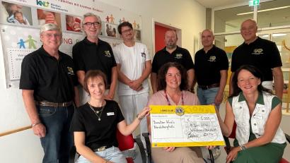 Bild: Friedrich Peterhans, KNO
Die Mitarbeiterinnen des Bunten Kreises Nordoberpfalz und Kinderarzt Dr. Willem-Jakob Gallert (stehend, Dritter von links) freuen sich über eine 5000-Euro-Spende des Lionsclubs Neustadt/WN Lobkowitz. Sie wurde überreicht von (stehend, von links) Jürgen Schnappauf (Schatzmeister Lions-Hilfswerk), Klaus Berberich (Präsident Lions-Hilfswerk), Lions-Präsident Sebastian Denzler und den Lions-Vorständen Peter Fleischmann und Christian Kick.