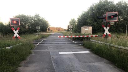 Bild: Werner Robl
Der Bahnübergang im Osten von Schönfeld bleibt vom 26. August bis 15. September für den Verkehr gesperrt. Grund sind Arbeiten der DB InfraGo AG an den Gleisen.