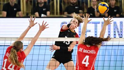 Bild: Arne Dedert/dpa
Emilia Weske (M) freut sich mit ihrem Team über einen Erfolg. (Archivbild)