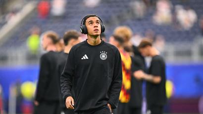 Bild: Tom Weller/dpa
Jamal Musiala musste seine Kopfhörer mit weißem Tape abkleben. (Archivbild)