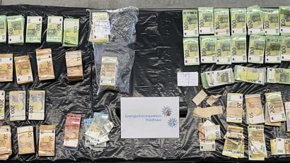 Bild: Polizeipräsidium Oberpfalz 
Grenzfahnder entdeckten 850.000 Euro in einem Kofferraum eines Autos bei Waidhaus.