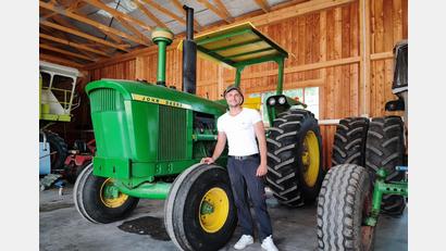 Bild: luk
Drei John-Deere-Traktoren gehören zum Maschinenpark des Anwesens von Daniel Eibisch. Mit diesem Modell, das ursprünglich aus Kanada stammt, ist der Kaibitzer auch in der aktuellen "Bauer sucht Frau"-Auftaktfolge zu sehen.