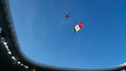 Bild: Eduardo Verdugo/AP/dpa
Über dem Stadion fliegt ein Hubschrauber.