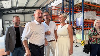 Bild: Petra Hartl
Der bayerische Wirtschaftsminister fühlt sich sichtlich wohl bei der Metz Group in Theuern bei der Einweihung der neuen Logistik-Halle. Von links FW-Landtagsabgeordneter Bernhard Heinisch, Hubert Aiwanger, Josef und Birgit Metz