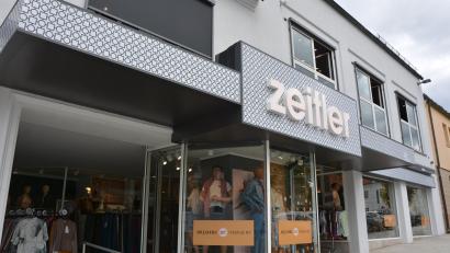 Bild: Josef Rosner
Seit 1963 ist das Modehaus Zeitler am Unteren Markt in Mitterteich untergebracht, so präsentiert sich das Haus aktuell im Jubiläumsjahr.