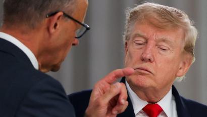 Bild: Christian Hartmann/Pool Reuters/AP/dpa
Die Ermittlungen zu Arzneimittelpreisen könnten Spannungen zwischen Merz und Trump auslösen. (Archivbild)
