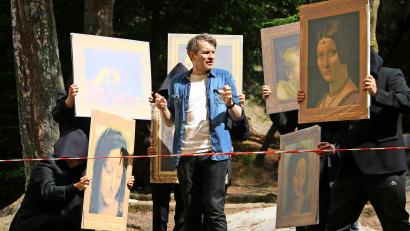 Bild: Andrea Herdegen
Mehr als 80 Millionen Leser weltweit erreichte Dan Brown mit seinem Roman "Sakrileg (The Da Vinci Code)". Sebastian Kaufmane spielt die männliche Hauptrolle in der Luisenburg-Inszenierung des Stoffs. Es geht um eine große Verschwörung. Am Sonntag, 21. Juni, ist Premiere.
