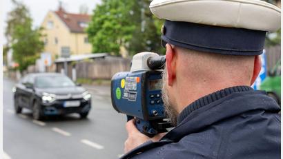 Symbolbild: Pia Bayer/dpa
So sieht es aus, wenn ein Verkehrsteilnehmer mit einem Messgerät ins Visier genommen wird. Ein Verkehrsüberwacher der Polizei in Amberg, der unter anderem Radarfallen aufgebaut hatte, musste sich wegen Abrechnungsbetrugs vor dem Amtsgericht Schwandorf verantworten.