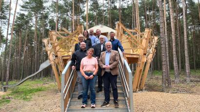 Bild: Andreas Hofmeister/Stadt Schwandorf/exb
Große Vorfreude herrscht bei allen Beteiligten über die Fertigstellung des besonderen Unterschlupfs des Waldkindergartens am Schwandorfer Weinberg. Die Einrichtung eröffnet diesen September.