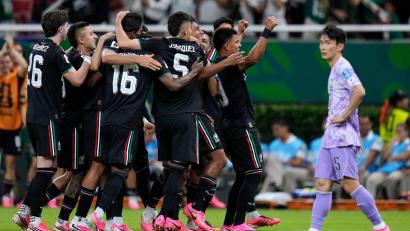 Bild: Ricardo Mazalan/AP/dpa
Die Mexikaner jubeln beim Tor zum 1:0.