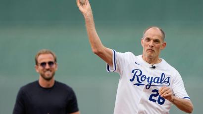 Bild: Charlie Riedel/AP/dpa
Thomas Tuchel hatte auch beim Baseball seinen Spaß.