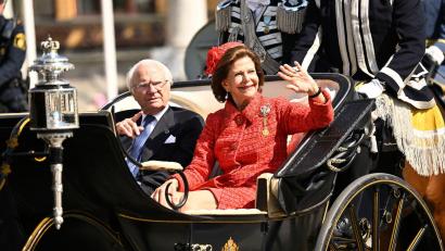 Bild: Henrik Montgomery/TT News Agency/AP/dpa
Bei der großen Feier zu ihrer Goldhochzeit fuhren König Carl XVI. Gustaf und Königin Silvia am vergangenen Wochenende in einer offenen Kutsche durch Stockholm.