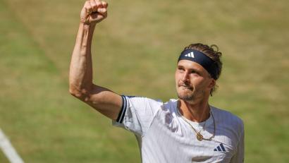 Bild: Friso Gentsch/dpa
Alexander Zverev steht beim Rasenturnier in Halle im Halbfinale.