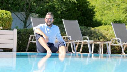 Bild: Stadtwerke Bayreuth/exb
Die Füße im Wasser, die Wiedereröffnung im Blick: Thermenleiter Benjamin Beyer freut sich darauf, ab Samstag wieder Gäste in der Lohengrin Therme begrüßen zu können.