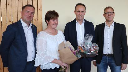 Bild: Rudi Gruber
Bei der Bürgerversammlung in Edelsfeld wurde der bisherige Bürgermeister Hans-Jürgen Strehl mit seiner Frau Brigitte von Roland Lutz und Andreas Kredler verabschiedet.