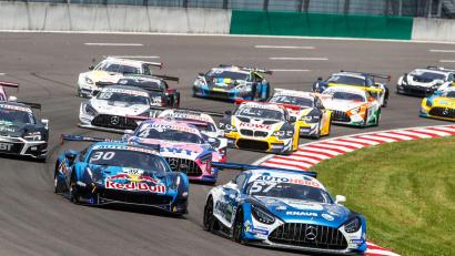 Bild: Juergen Tap/Hoch Zwei/dpa
Die Veranstalter der DTM stellen auf dem Lausitzring Wasserspender auf. (Archivbild)