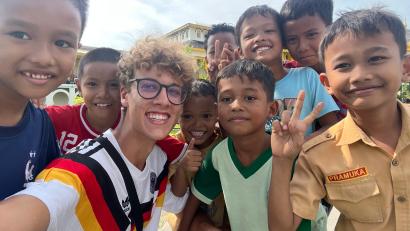 Bild: Elias Jungbeck
Elias Jungbeck (Zweiter von links) auf Sumatra mit einheimischen Kindern.