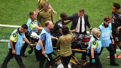 Bild: Kaleb Tatum/AP/dpa
Ismael Koné hat sich beim 6:0-Sieg von Kanada gegen Katar schwer verletzt.