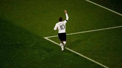 Bild: picture alliance / dpa
Als Lukas Podolski nach einem Torerfolg zum Himmel deutete. (Archivbild)