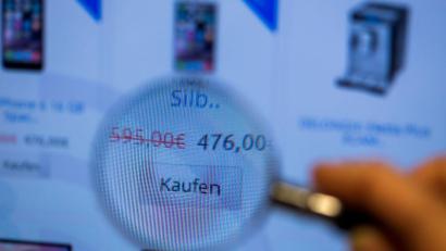 Bild: Jens Büttner/dpa-Zentralbild/dpa
Täuschend echt, oft kaum zu erkennen: Fake-Shops locken mit Schnäppchen und kassieren Geld für Waren, die nie ankommen. (Symbolbild)