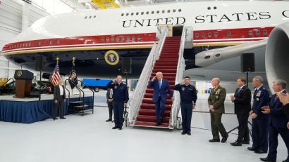 Bild: Manuel Balce Ceneta/AP/dpa
Trump salutiert auf der Gangway des geschenkten Flugzeugs.