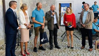 Bild: Gerhard Krones
Nach den musikalischen Höhepunkten würdigten Dirigent Milan Kůsa (links), Vorstand des Musikvereins Christian Winklmann (Dritter von links), Bürgermeister Thorsten Grädler (Mitte), Bürgermeisterin Eva Kantor Pořádáková (Zweite von rechts) und Bürgermeister Uwe König (rechts) die Partnerschaft und tauschten Geschenke aus.