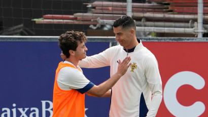 Bild: Armando Franca/AP/dpa
Spielen gemeinsam für Portugal: Joao Neves und Cristiano Ronaldo (r).