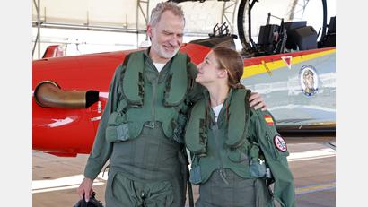 Bild: Casa De S.M. El Rey/EUROPA PRESS/dpa
Nach dem gemeinsamen Trainingsflug nahmen sich Vater und Tochter in den Arm. Das spanische Königshaus teilt kaum etwas über das Privatleben der königlichen Familie mit. Aber solche Fotos sprechen für sich.