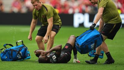 Bild: Abbie Parr/AP/dpa
Schockmoment: Koné musste verletzt raus.