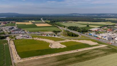 Bild: Mario Bernhardt/VG Wackersdorf/exb
Das Interkommunale Gewerbegebiet der Stadt Schwandorf sowie der Gemeinden Wackersdorf und Steinberg am See an der A 93 nimmt Form an. Jetzt geht es an die Erschließung der einzelnen Parzellen. Die Fertigstellung ist für Oktober dieses Jahres vorgesehen.