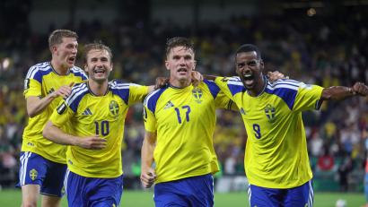 Bild: Sofia Yaker/AP/dpa
Alexander Isak (r) und Viktor Gyökeres (2.v.r.) hatten bei der WM bislang viel Grund zum Jubeln.