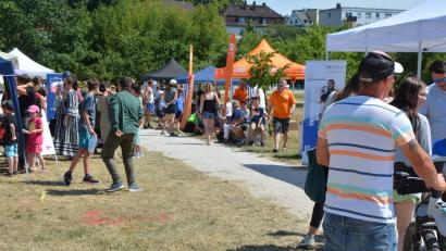 Bild: Josef Rosner
Der Auenpark in Marktredwitz wird am Samstag, 11. Juli, zur Bühne für ein besonderes Jubiläum: Die Stadt Marktredwitz und der Förderverein Auenparkfeiern gemeinsam das 20-jährige Bestehen der „Grenzenlosen Gartenschau Marktredwitz – Cheb/Eger“.