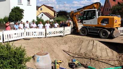 Bild: Petra Lettner
Die Mitglieder des Bauausschusses Kirchenthumbach machten sich beim Ortstermin in der Lindenstraße einen Überblick über den Bauabschnitt II der Wasser- und Abwassersanierung.
