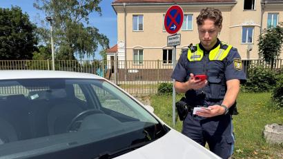 Bild: Heike Unger
In der Feuerwehrzufahrt geparkt? Dafür gibt's ein Knöllchen - inzwischen digitalisiert. Der Polizist gibt dazu alle nötigen Angaben über sein Diensthandy ein und verknüpft sie mit einem QR-Code auf einem Strafzettel.