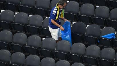 Bild: Jessica Tobias/AP/dpa
Japanische Fans räumen nach dem WM-Gruppenspiel der Gruppe F den Müll im Stadion auf. (Archivbild)
