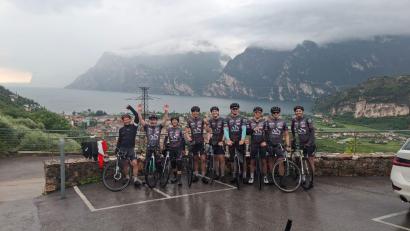 Bild: Fiona Müllner
Nach hunderten Kilometern und kräftezehrenden Etappen erreicht das "Road2Riva"-Team sein Ziel Riva del Garda in Italien.