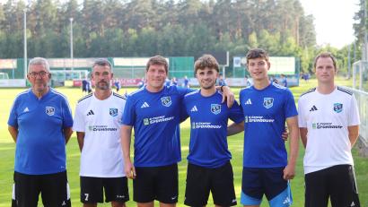 Bild: Rudolf Walberer
Der SV Etzenricht stellte beim Trainingsbeginn seine Neuzugänge vor: (von links) Abteilungsleiter Manfred Herrmann, Co-Trainer Klaus Herrmann, Oliver Danzer (zurück aus dem USA-Studium), Noah Hammer (zuvor bei der SpVgg Schirmitz), Ben Kippes (DJK Neustadt) und Spielertrainer Andreas Wendl. Sebastian Treml fehlte wegen Urlaub.