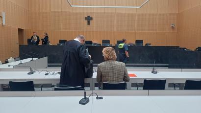 Bild: Theresa Bruischütz
Da Wahlverteidiger Adam Zurawel am siebten Prozesstag verhindert war, musste der Angeklagte mit Pflichtverteidiger Dominic Kriegel (links) auskommen.