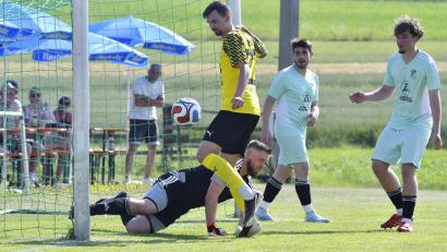 Bild: Hubert Ziegler
Neuzugang Sven Florek (gelbes Trikot) vom FC Amberg taucht in dieser Szene gefährlich vor dem Köferinger Torhüter Steffen Malewicz vom SV Köfering auf.