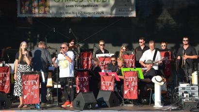 Bild: Josef Rosner
Die Waldsassener City-Band eroberte am Freitagabend im Fischhofpark die Herzen der vielen Besucher nahezu im Sturm. Die 15 Musiker unter der Leitung von Franz Bartl wussten zu begeistern.