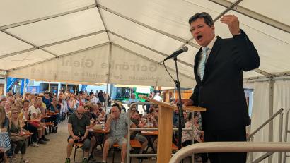 Bild: Paul Zrenner
Im gut besuchten Festzelt war Wolfgang Krebs Festredner in mehreren Rollen – wie hier als Ministerpräsident Markus Söder.