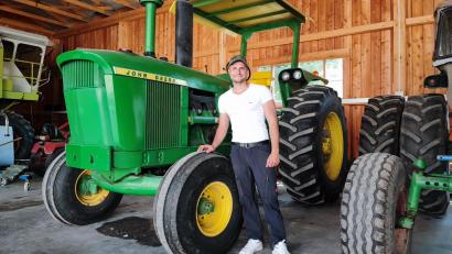 Bild: luk
Drei John-Deere-Traktoren gehören zum Maschinenpark des Anwesens von Daniel Eibisch. Mit diesem Modell, das ursprünglich aus Kanada stammt, ist der Kaibitzer auch in der aktuellen "Bauer sucht Frau"-Auftaktfolge zu sehen.