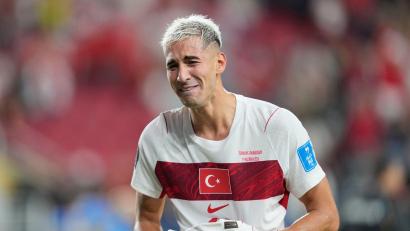 Bild: Eugene Hoshiko/AP/dpa
Mert Müldür reagierte sehr emotional auf die Niederlage und das Aus in der Gruppenphase.